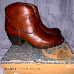 Born women’s Carmel Western Booties